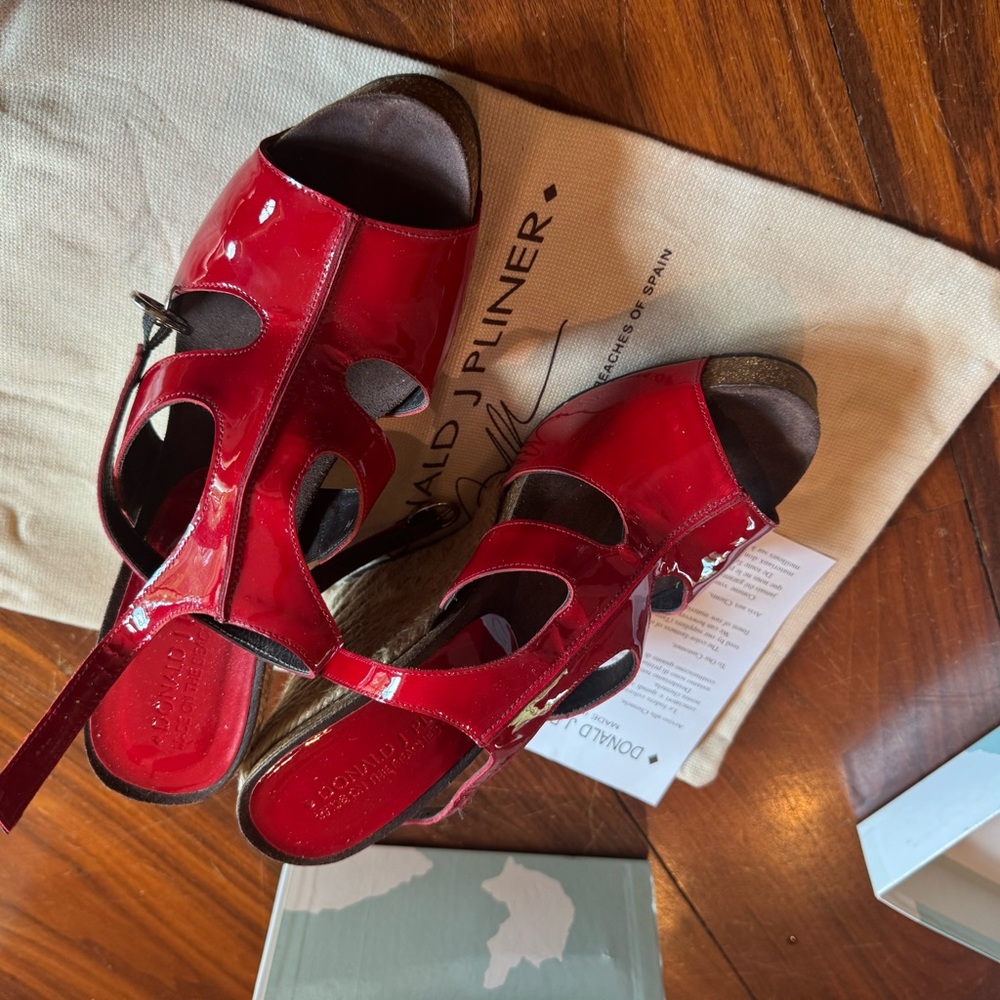 Donald J. Pliner Red Sandals with Elegant Design -9M